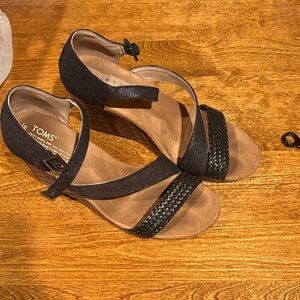 TOMS Women's Black and Tan Sandals